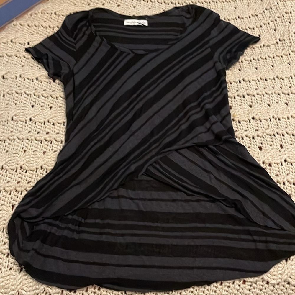 Abercrombie & Fitch Black & gray women’s L shirt sleeve handkerchief hemline